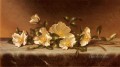 Rosas Cherokee sobre un paño gris claro Flor romántica Martin Johnson Heade